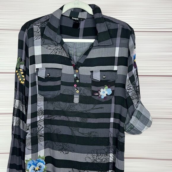 DESIGUAL LAURA ILLA Embroidered Gray Blouse Top Shirt V-neck Roll Tab Sleeve M-L - Picture 3 of 15